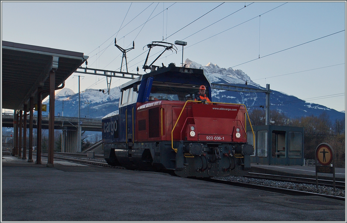 Vor dem Hintergrund der Dents des Midi rangiert die SBB Cargo Eem 923 006-1 in St-Triphon.
25. Jan. 2016