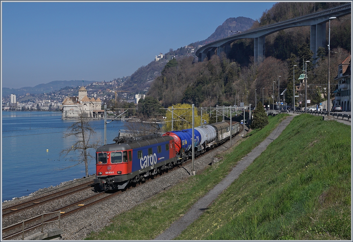 Vor dem Hintergrund des Château de Chillion fährt die SBB Re 620 013-3 mit einem Güterzug, dessen erster Wagen farblich besonders gut zur Loks passt, Richtung Wallis. 

29. März 2019