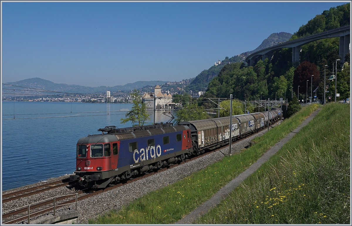 Vor dem Hintergrund des Château de Chillon ist die SBB Re 6/6 11661 (Re 620 061-2)  Gampel Steg  mit einem Güterzug in Richtung Wallis unterwegs. 

22. April 2020 
