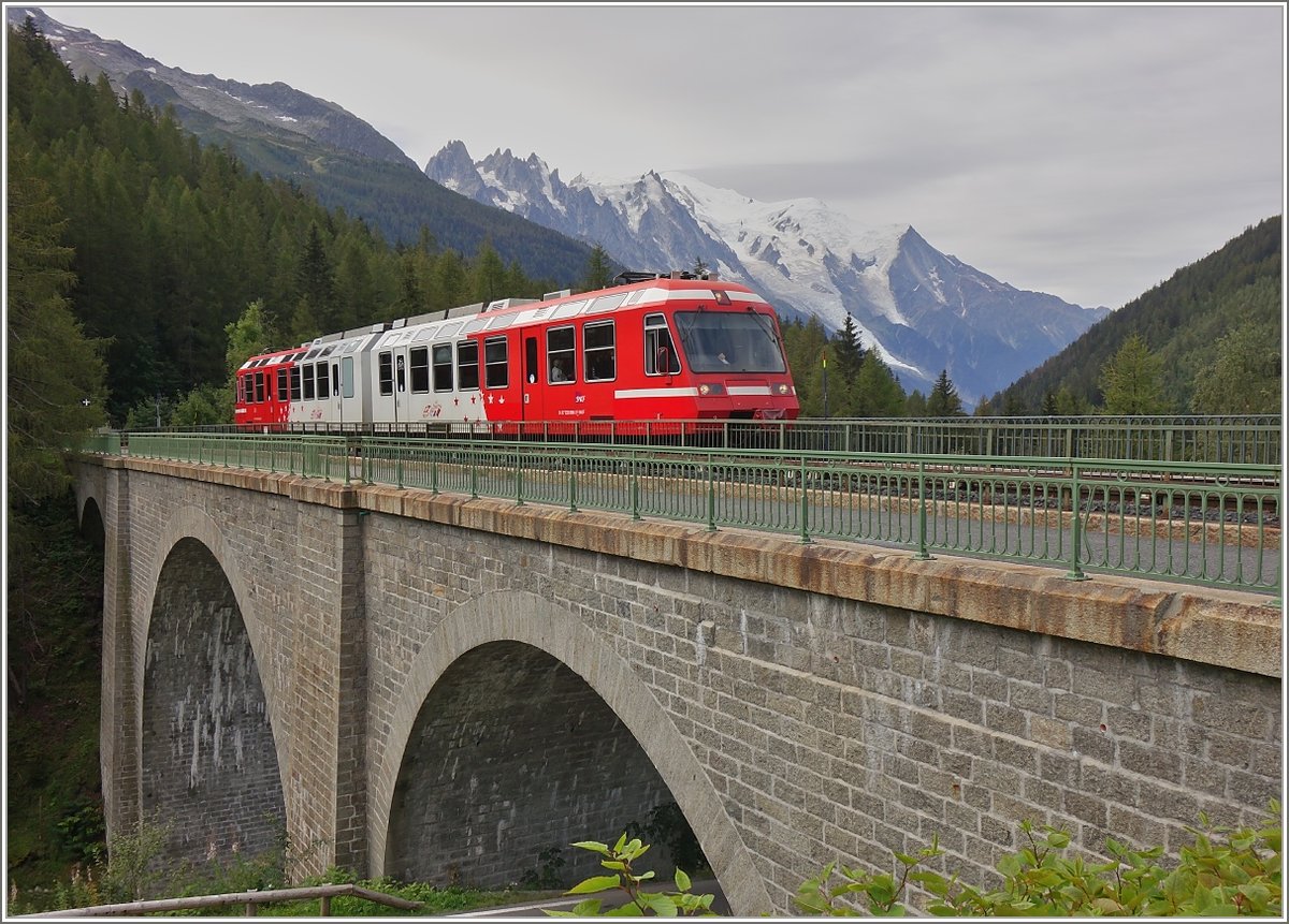 Vor dem Hintergrund des Mont-Blanc Massivs fährt der SNCF Z 800 (94 87 0000 805-5 F-SNCF) über die Brücke bei Montroc le Planet.
(25.08.2020)