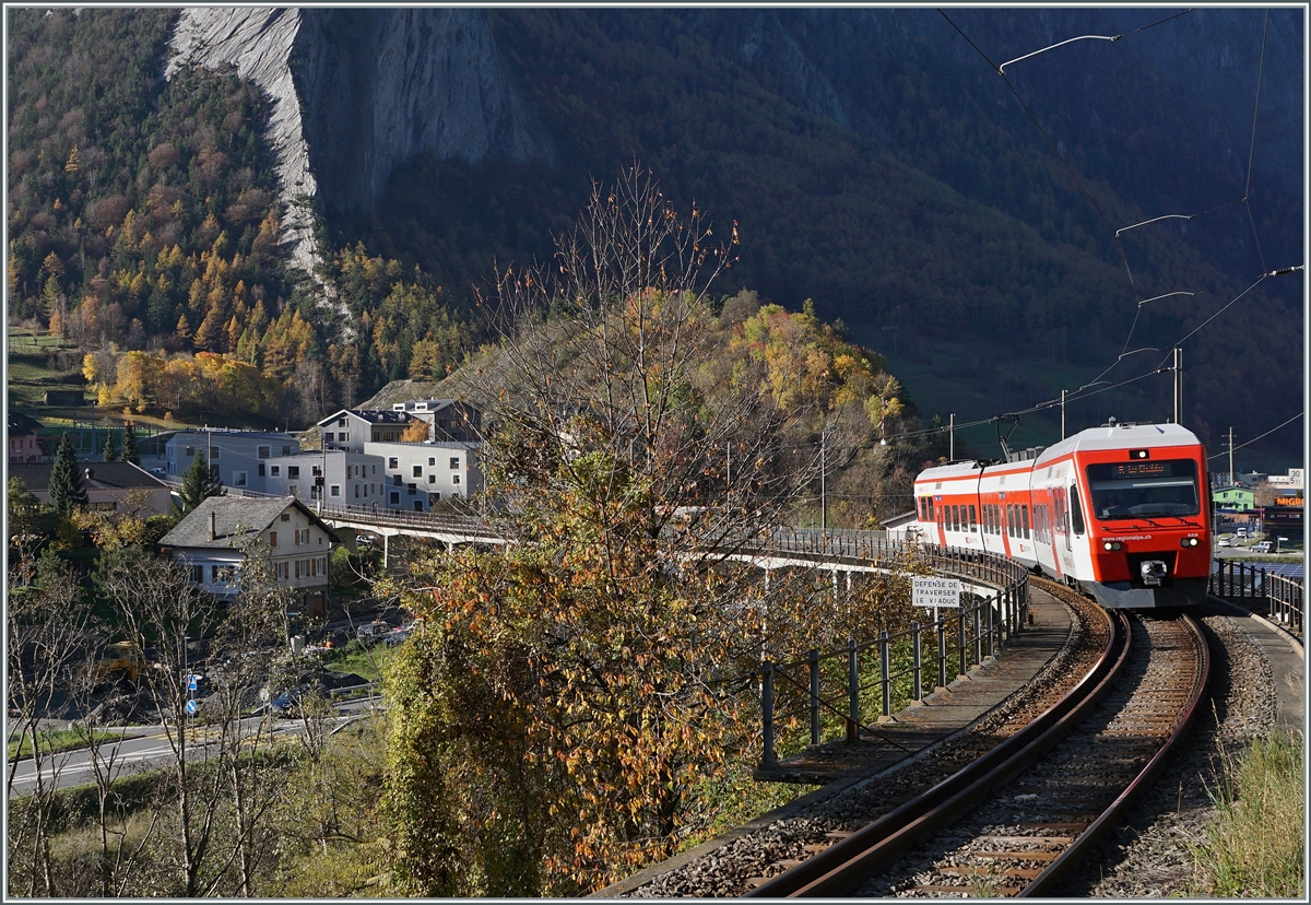 Vor dem Hintergrund des noch im Schatten liegen Waldes überquert der TMR Region Alpes RABe 525 039 auf seiner Fahrt nach Le Châble bei Sembrancher die gleichnamige Brücke. 

6. November 2020