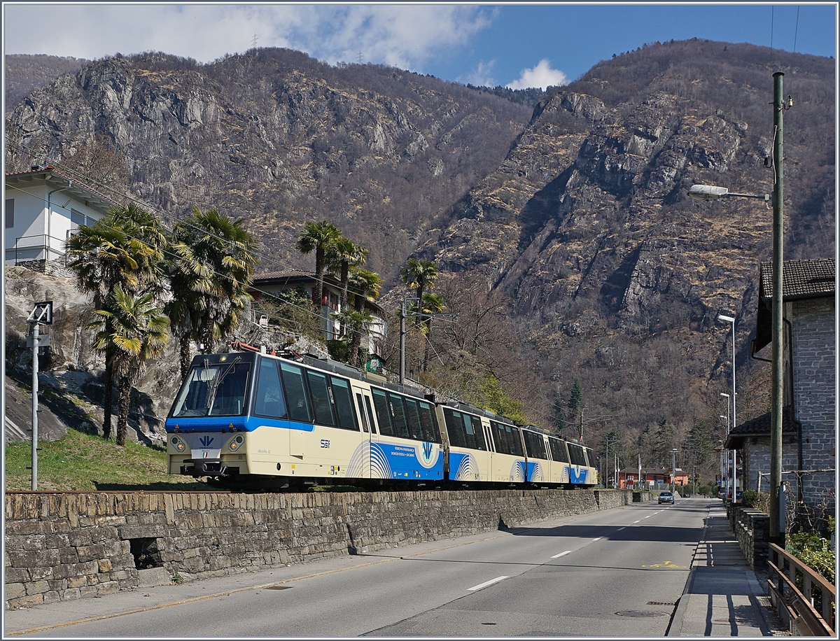 Vor dem Hintergrund der noch kahlen Felswand bei Ponte Brolla fährt der SSIF ABe 12/16 von Palmen umgeben durchs Centovalli in Richtung Domodossola.
20. März 2018