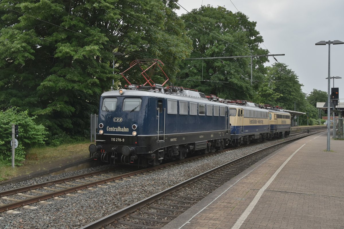 Vor dem HPo zeigenden Ausfahrtsignal von Gleis 1 des Rheydter Hbf steht ein Lokzug der CBB am Mittwoch den 30.5.2018. Vorne am Zug ist die 110 278-9, dann die 110 363 und am Zugschluß ist die 1042 520 angehängt. 