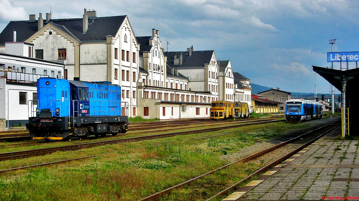 Vor dem imposanten 1859 eröffneten Bahnhofsgebäude von Liberec wartet 743 001-0 am 15.06.2013 auf die nächsten Aufgaben, im Hintergrund eine Regio-Shuttle-Doppeltraktion bestehend aus 840 007-9 und 840 013-7.