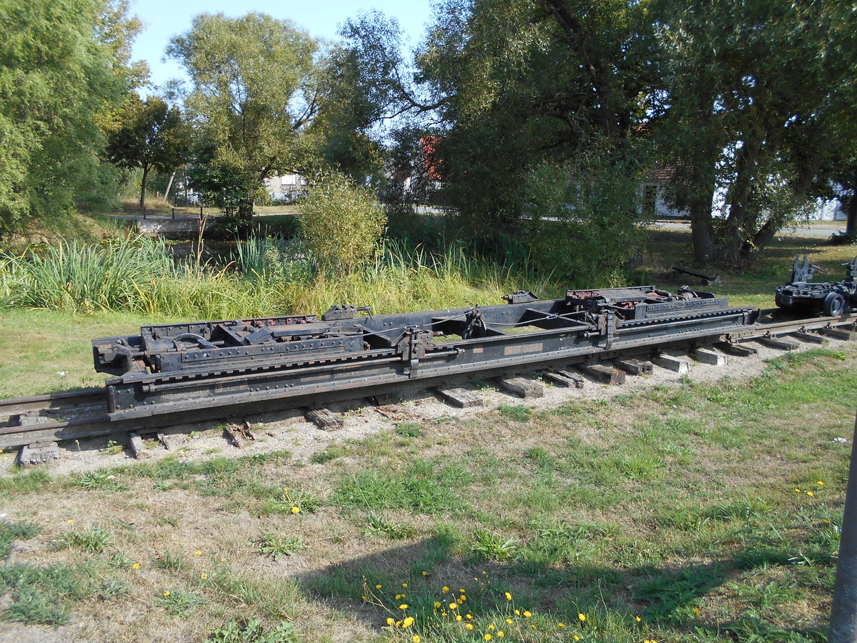 Vor dem Kleinbahnmuseum in Lindenberg ist dieser Rollwagen ausgestellt.Aufnahme vom 29.August 2018.