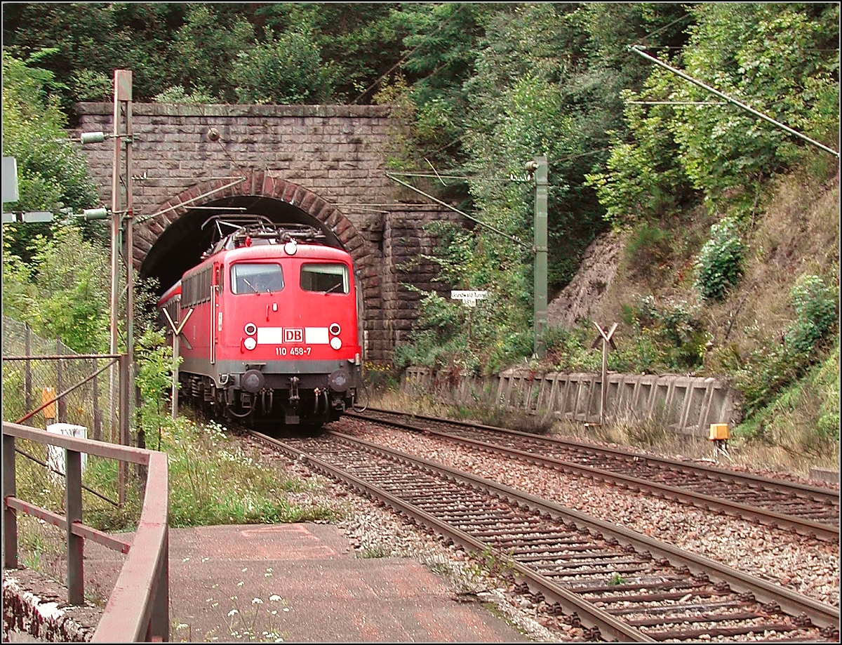 Vor dem Konstanzer Portal des Gundwaldtunnels zeigt sich 110 458-7 mit einem Regionalexpress nach Konstanz. August 2006.

Die Qualität bitte entschuldigen, die Aufnahme entstand noch mit einer 3-MPx-Kamera.