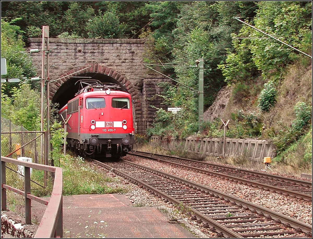 Vor dem Konstanzer Portal des Gundwaldtunnels zeigt sich 110 458-7 mit einem Regionalexpress nach Konstanz. August 2006.

Die Qualität bitte entschuldigen, die Aufnahme entstand noch mit einer 3-MPx-Kamera.