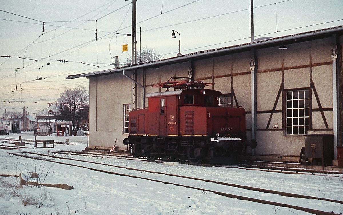 Vor dem Lokschuppen in Murnau ist die 169 005-6 abgestellt (Dezember 1978)