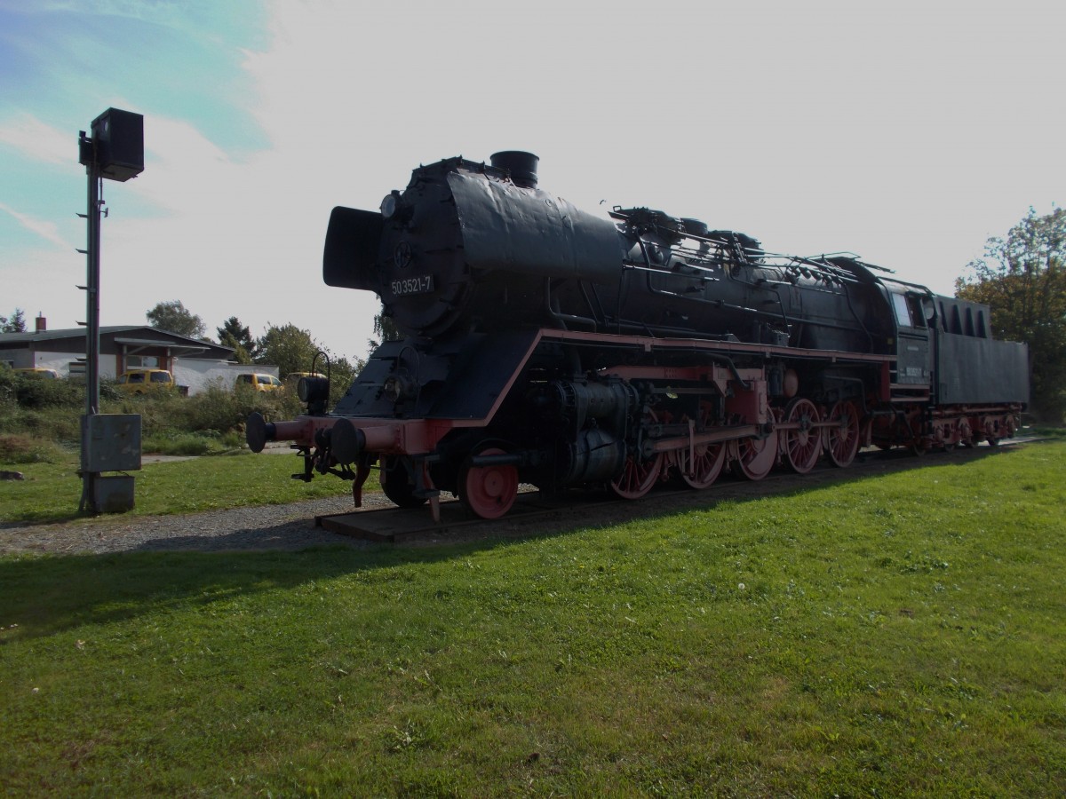 Vor dem Meyenburger Eisenbahnhotel hat man die ehemalige Wittenberger 50 3521 zusammen mit einem Gleissperrsignal aufgestellt.Aufnahme am 28.September 2014.