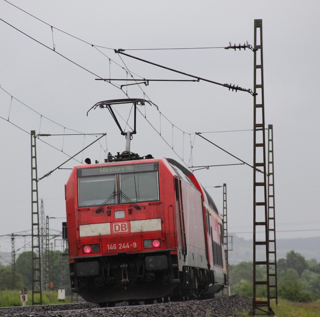 Vor dem Regen geduckt und einen Schuss auf 146 244-9 gewagt, die einen RE nach Wrzburg Hbf schiebt. Aufgenommen am 23.05.2013 bei Harrbach.