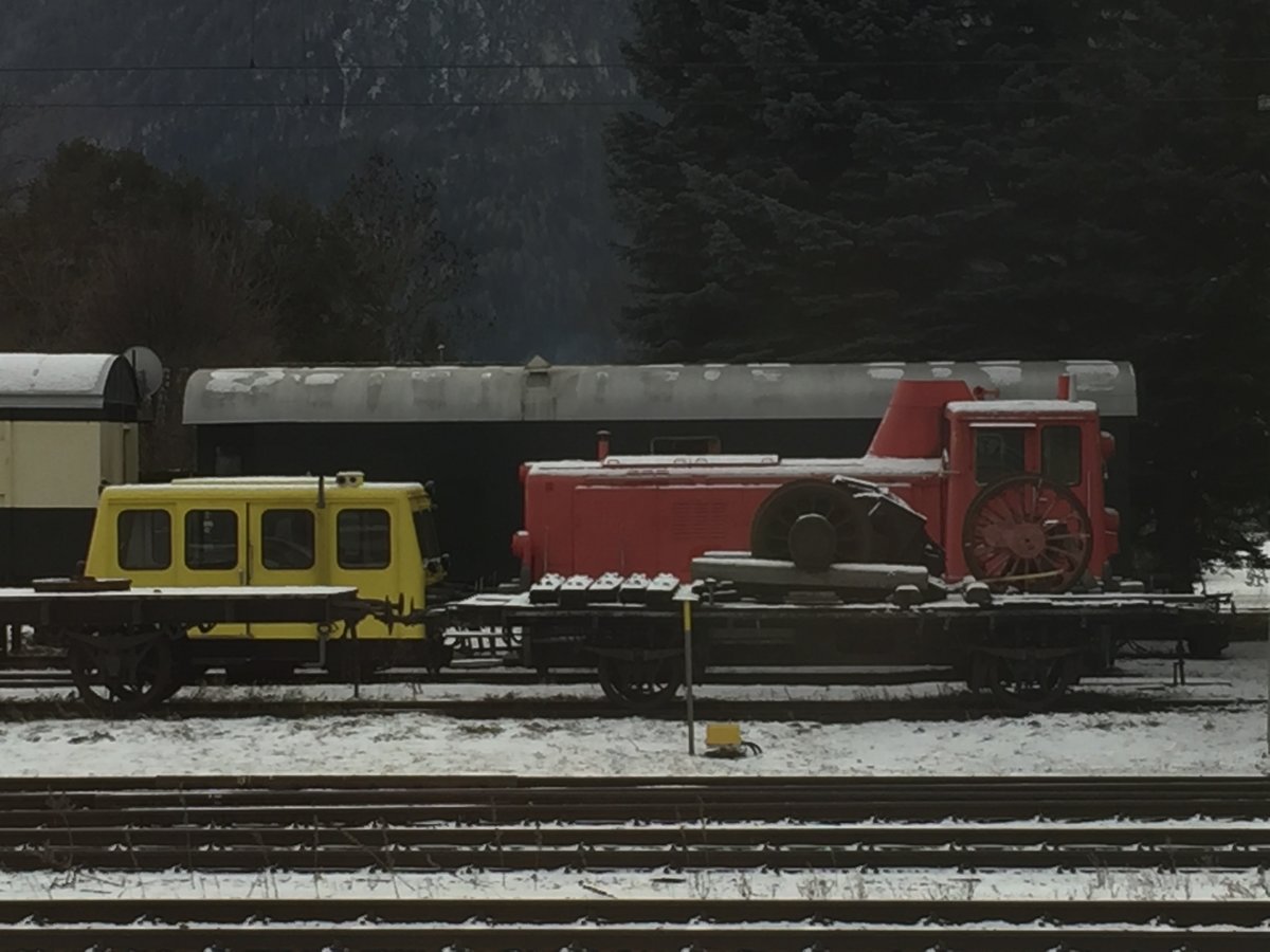 Vor dem Schuppen der Lienzer Eisenbahnfreunde stehen diese Exponate und warten auf bessere Zeiten. (Das Foto wurde aus einem 4024 gemacht)