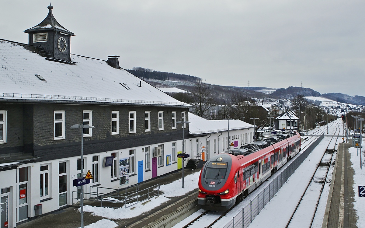 Vor dem stattlichen Bahnhofsgebäude von Bestwig trifft 633 605 am 21.01.2023 mit dem RE 17 ein. Von  DB  ist - sieht man einmal vom Bahnsteig und den Zügen ab - nicht viel zu spüren, noch nicht einmal einen Fahrkartenautomaten gibt es hier!