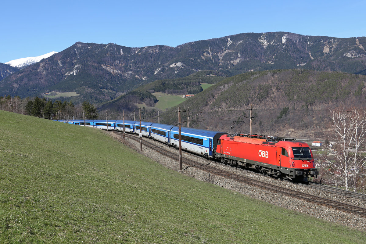 Vor dem strahlend weiss glänzenden Schneeberg,fährt RJ-75 mit 1216.227 bei der Apfelwiese am Eichberg. 2.4.18