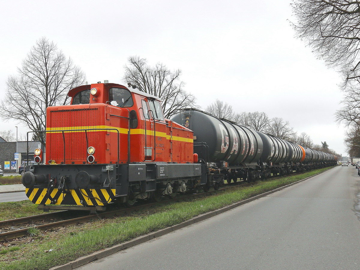 Vor dem Tanklager in Berlin Neukölln am 28. März 2019 wartet ML 00613 mit einem Tankzug auf EInfahrt.