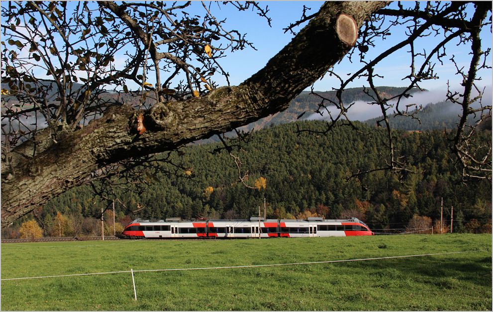 Vor dem ber dem Tal hngenden Hochnebel fhrt ein 4023 als R 2957 die Semmeringbahn bergwrts Richtung Mrzzuschlag. Eichberg, 25.10.13