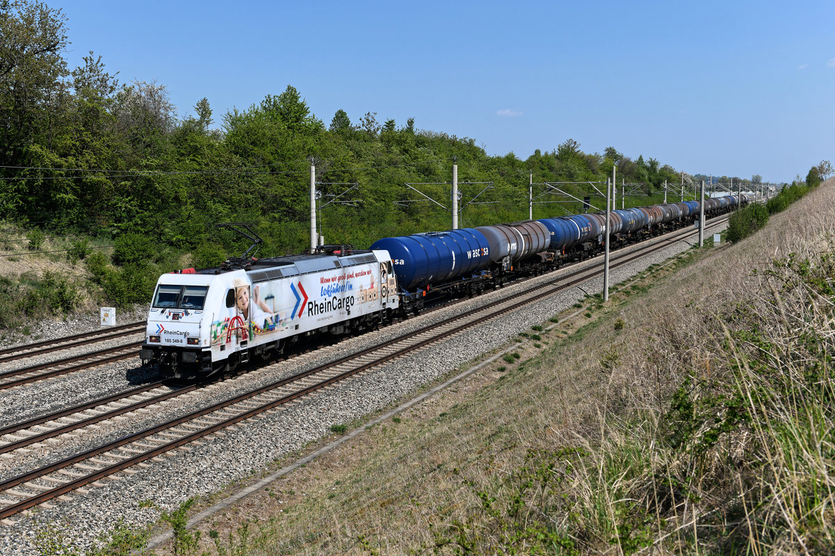 Vor dem viergleisigen Ausbau habe ich die Strecke von München nach Augsburg oft besucht und dort unzählige Fotos angefertigt. Inzwischen hat die KBS 980 ihre einstige Attraktivität mit einigen netten Motiven im Nahbereich der bayerischen Landeshauptstadt gänzlich verloren. Der Einschnitt bei Hattenhofen hatte früher eine interessante Feldwegbrücke, eine alte Fahrleitung und schöne Vegetation zu bieten - der jetzige Zustand lässt nur noch Aufnahmen zu Dokumentationszwecken zu. Am 25. April 2020 konnte ich dort die 185 349 von RheinCargo fotografieren. Die ehemalige DB Cargo Maschine wurde kürzlich als Werbelok umgestaltet, die den Nachwuchs für den Beruf des Lokführers begeistern soll. Am Haken hatte sie einen DGS 48980, den sie von Kufstein nach Waghäusel brachte.