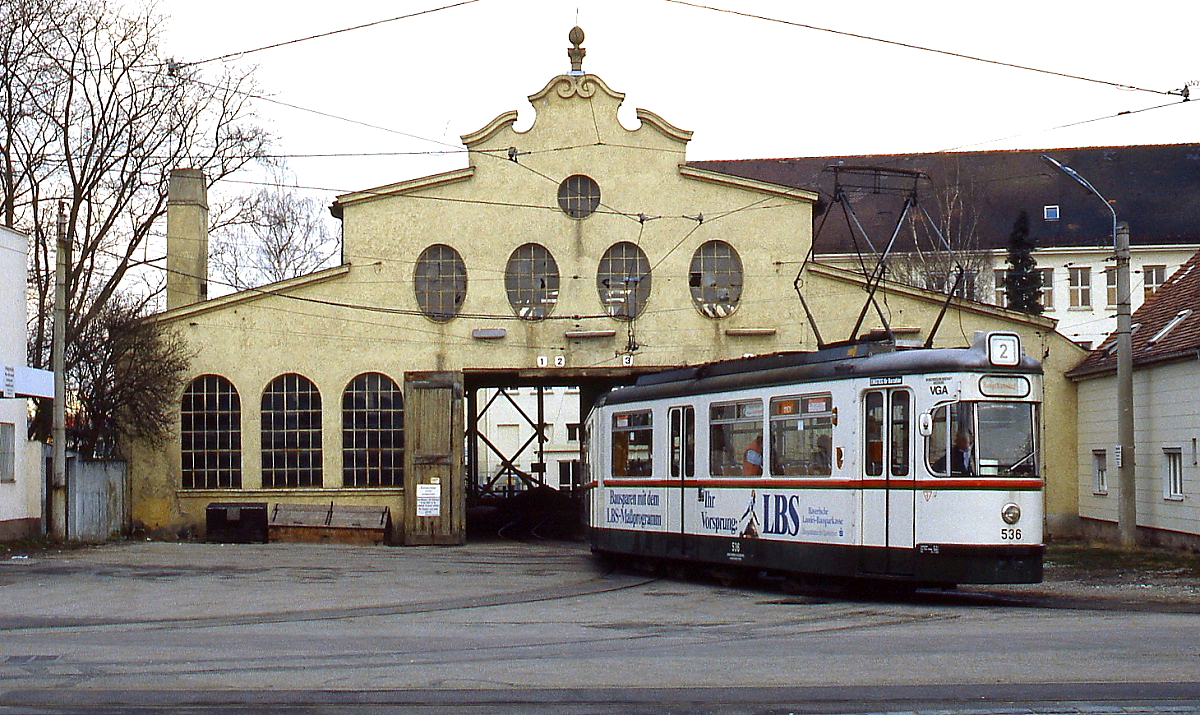 Vor der ehemaligen Wagenhalle Kriegshaber steht GT5 536 als Linie 2 abfahrbereit in Richtung Hauptbahnhof (Anfang April 1988). Die Wagenhalle blieb als Baudenkmal erhalten.