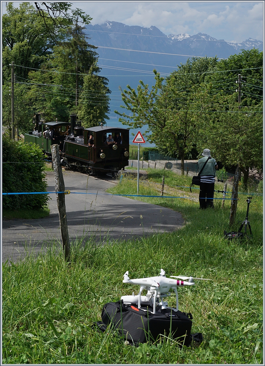 Vor ein paar Jahren noch darüber gelächelt, ist mir das Lachen in der Zwischenzeit vergangen, denn dass bienenschwarmhafte Summen der Drohnen raubt die letzte Ruhe bei der Fotografie...
Cornaux, den 3.6.2017