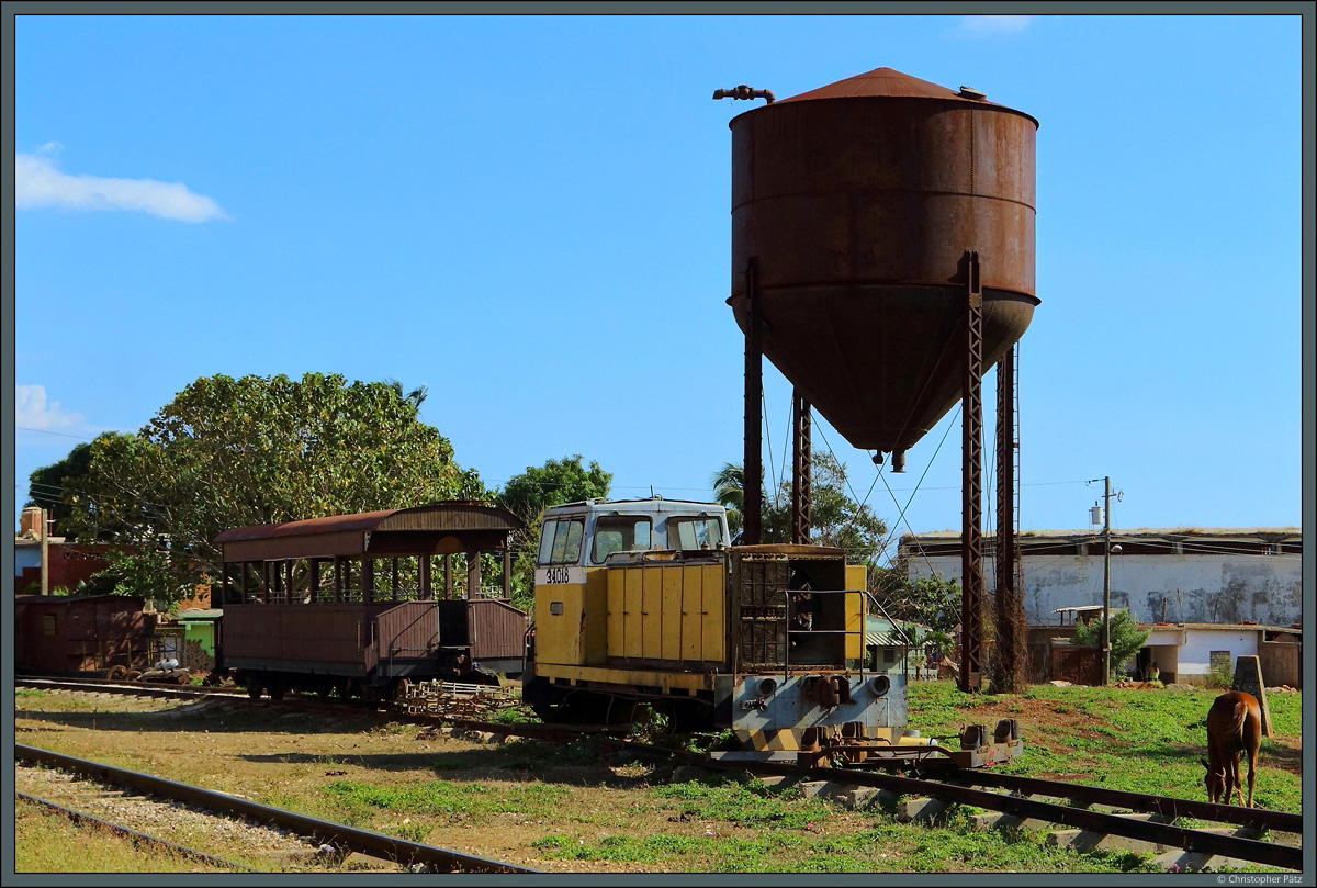 Vor einem alten Wasserturm steht die Lok 34018 abgestellt im Bahnhof Trinidad. (27.03.2017)