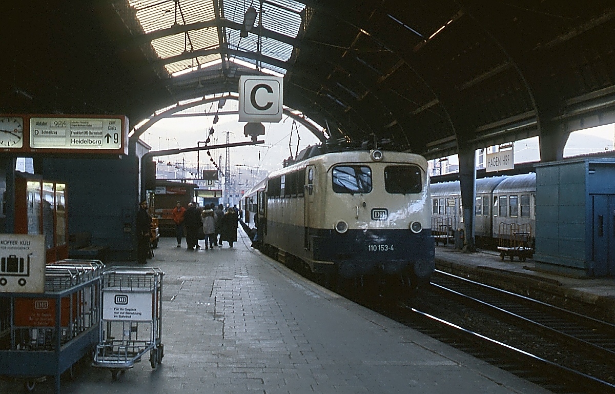 Vor einem D-Zug nach Heidelberg wartet 110 153-4 um 1988 im Hagener Hauptbahnhof auf die Abfahrt
