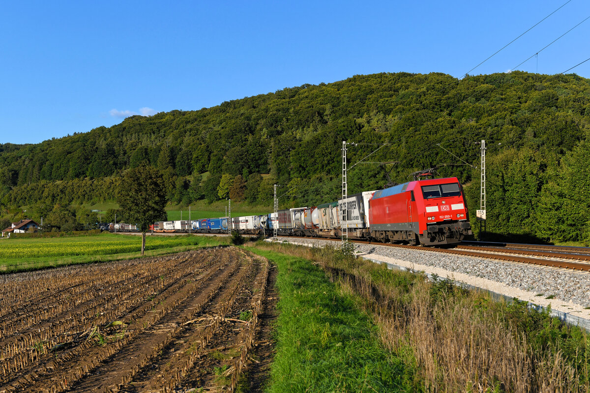 Vor einem gut ausgelasteten KLV-Zug konnte ich am Abend des 21. September 2022 die gut gepflegte 152 050 fotografieren. Entstanden ist das Bild bei Breitenfurt im Altmühltal.  