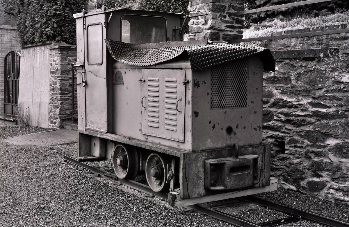 Vor einem Haus im hessischen Nassau fand ich diese Feldbahnlok mit der Fabriknummer 1562.
Datum: 22.08.1985.