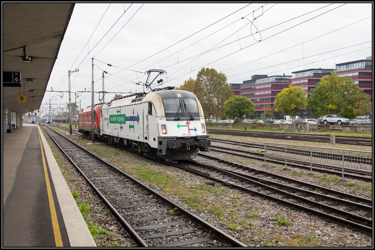 Vor einem Jahr habe ich 541.104 in Villach Warmbad ablichten dürfen . Am 22.Oktober 2022 rollt Sie mit verstärkung durch Ljubljana.