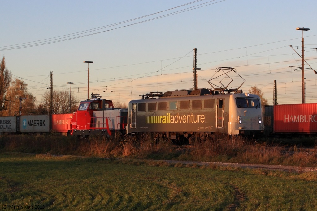 Vor einem Jahr überführte Railadventure mehrere kleine Rangierloks von Nürnberg nach Linz in Österreich. Eine solche Überführung mit Zuglok 139 558 rollt am Nachmittag des 05.11.2013 langsam durch Regensburg Ost.