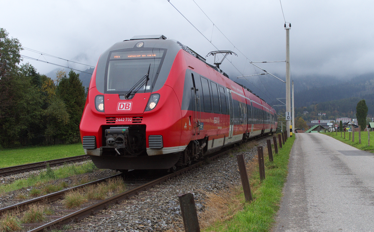 Vor einem Kilometer hat 2442 232 den Bahnhof Garmisch-Partenkirchen verlassen. Bis Km 3 geht es nun parallel zur Zugspitzbahn. Das Ziel des Hamsterbäckchens ist Reute in Tirol. Bis zum Scheitelpunkt in Lähn werden nun 400 Höhenmeter hinauf gekraxelt werden. Bahnstrecke 5452 Garmisch-Partenkirchen - Griesen Grenze kurz vor dem Hp Hausberg am 08.10.2015
