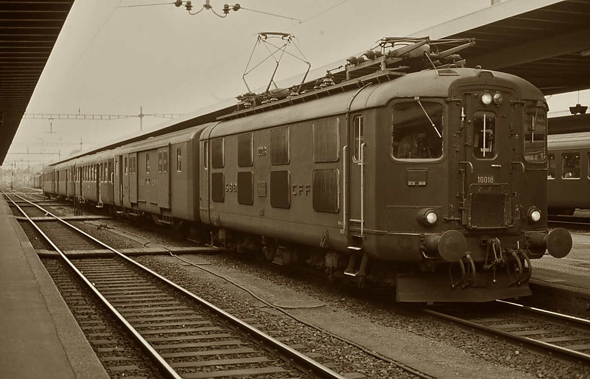 Vor einem klassischen Personenzug wurde die Re 4/4 I 10018 der ersten Bauserie im Mai 1980 im Bahnhof Solothurn angetroffen