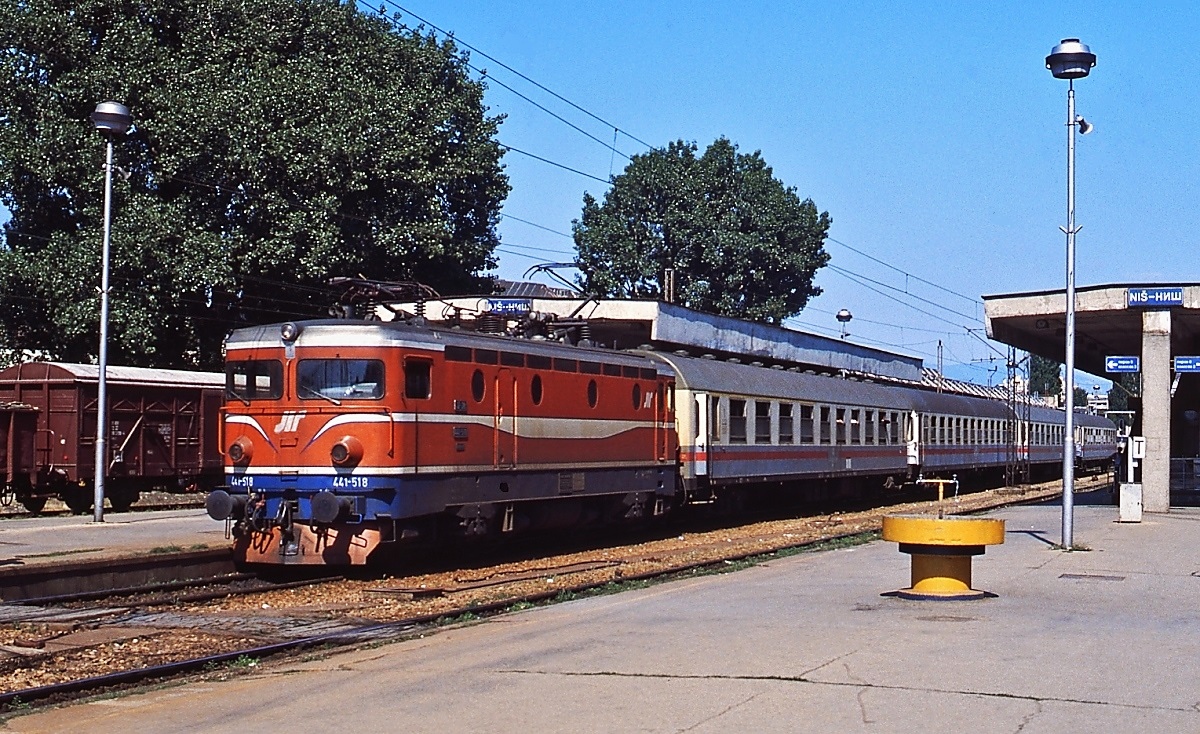 Vor einem Schnellzug wartet die 441-518 der JZ im Juni 2000 im Bahnhof Nis auf Fahrgäste