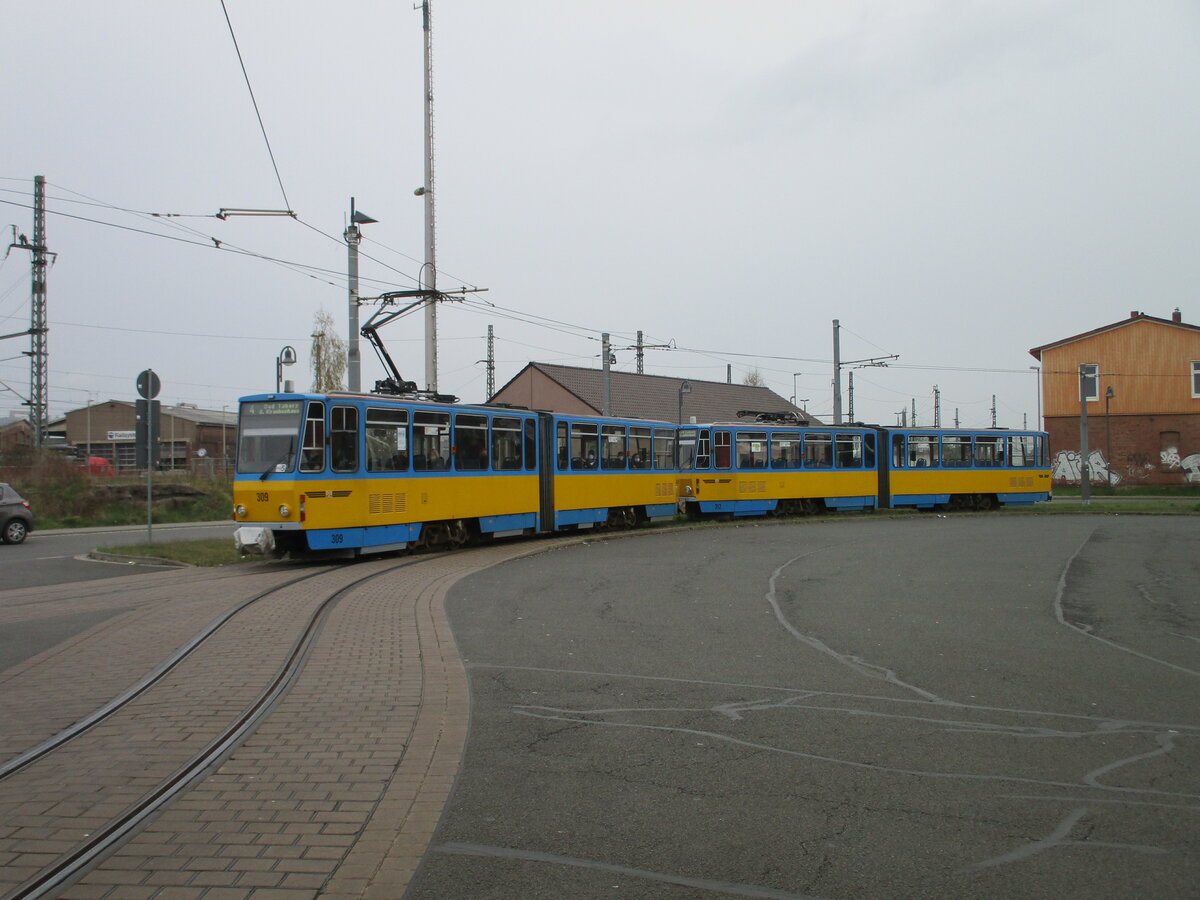 Vor der Einfahrt in die Haltestelle  Hauptbahnhof  mußte der Tw 309,am 26.April 2022,in Gotha warten.