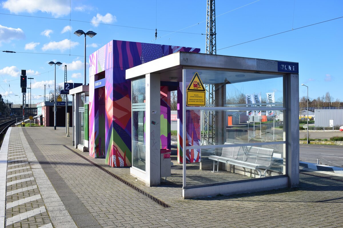 Vor einiger Zeit wurden die DB Pluspunkte auf den Bahnsteigen neu beklebt. Hier sieht man den Pluspunkt in Krefeld Linn.

Krefeld 26.02.2023