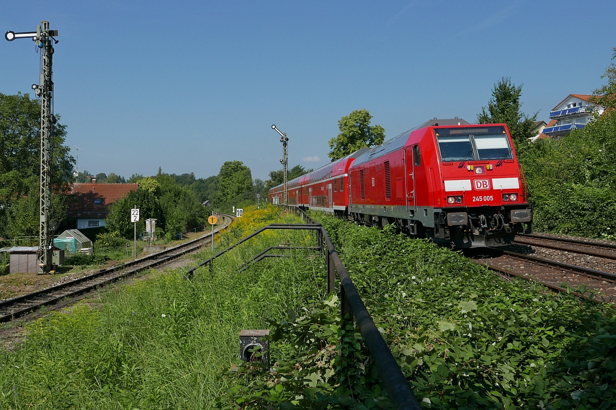 Vor der Einmündung der eingleisigen Bodenseegürtelbahn (links im Bild) in die zweigleisige Allgäubahn hat 245 005 mit dem RE 57408, München - Lindau, am 10.09.2016 das Blocksignal in Lindau-Aeschach passiert