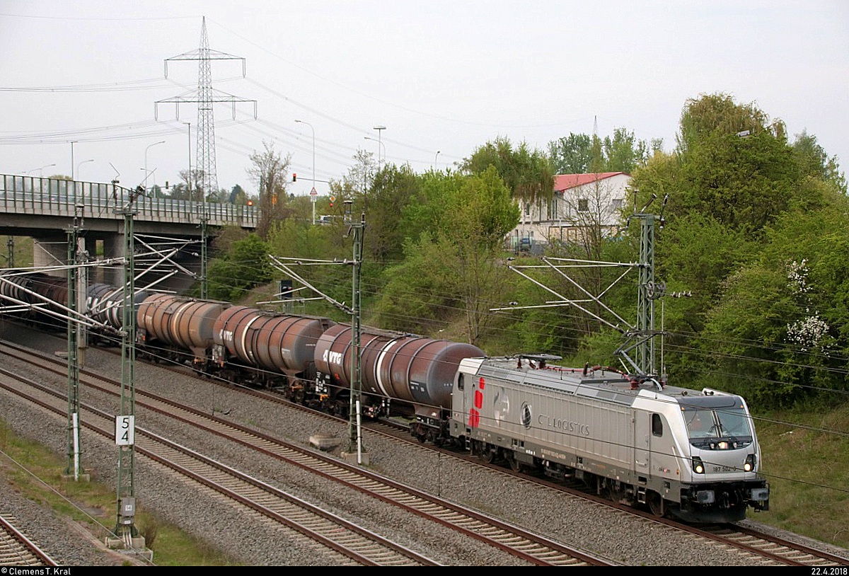 Vor etwa 2 Stunden als Tfzf in Schkopau gesehen, fährt 187 502-0 der Akiem S.A.S. für CTL Logistics jetzt als Kesselzug in Halle-Ammendorf auf der Bahnstrecke Halle–Bebra (KBS 580) Richtung Großkorbetha. Aufgenommen von der Fußgängerbrücke nahe der Europachaussee. [22.4.2018 | 18:54 Uhr]