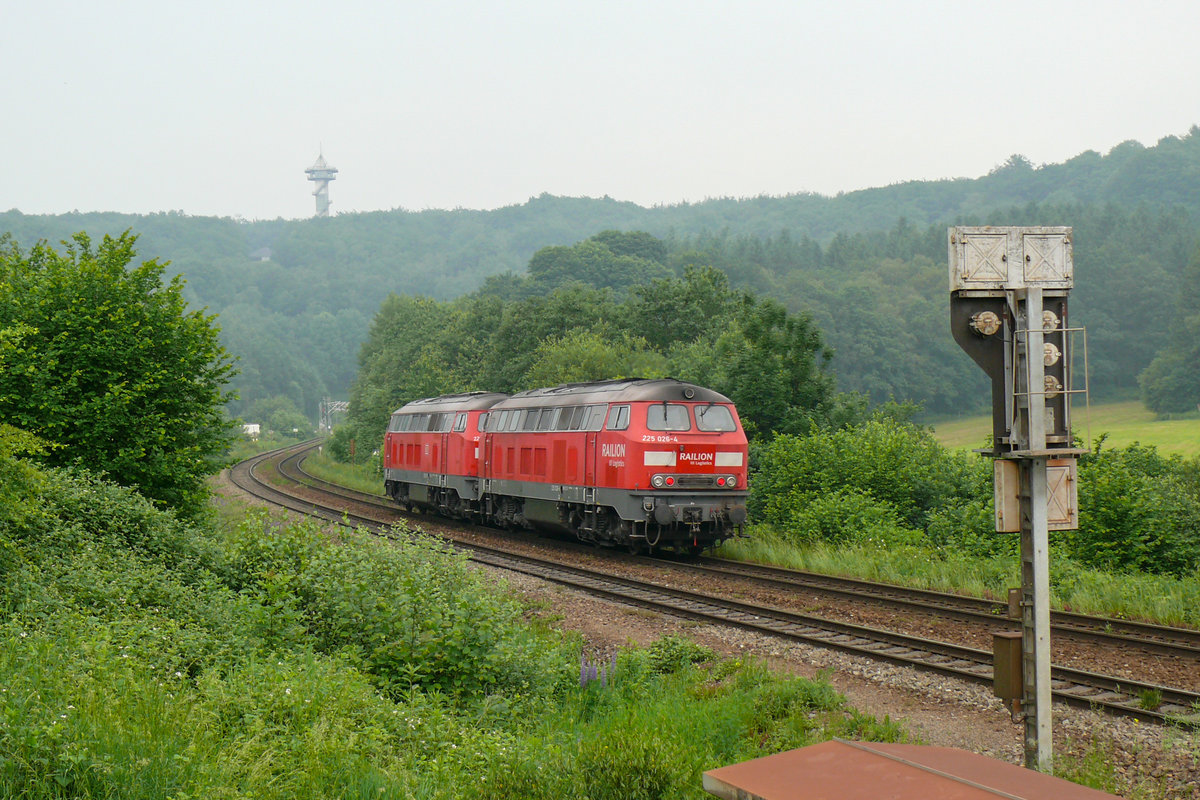 Vor etwas mehr als 10 Jahren, am 31/05/2008, entstand diese Aufnahme in Botzelaer, kurz vor dem Gemmenicher Tunnel. 225 026-4 und 225 023-1 kehren nach getaner Arbeit zurück nach Aachen-West.