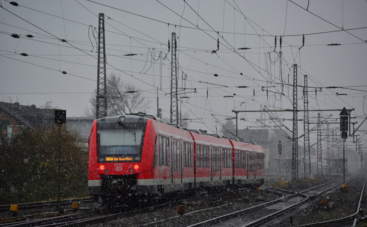 Vor Fahrplanwechsel habe ich mir so sehr erhofft das ich die RB38 noch einmal im Schnee ablichten kann. Am 8.12.17 schneite es dann endlich im Rheinland also ging es sofort an die Strecke. Hier fährt 620 047 im Schneefall in Grevenbroich ein.
Seit dem 10.12.2017 fährt hier VIAS.

Grevenbroich 08.12.2017

