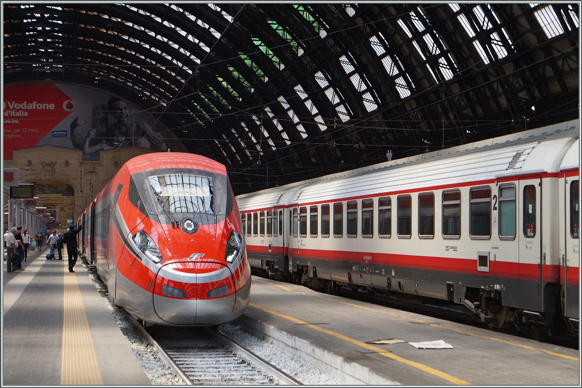 Vor fast genau einem Jahr, am 14. Juni 2015 nahmen die Trenitalia ETR 400 den planmäßigen Betrieb zwischen Torino und Napoli auf und bereichern mit ihrer wunderschönen Formgebung seither die italienische Bahnlandschaft sehr vorteilhaft. 
Ein ETR 400 Frecciarossa 1000 neben einer Frecciabianca Komposition in Milano Centrale. 
22. Juni 2015