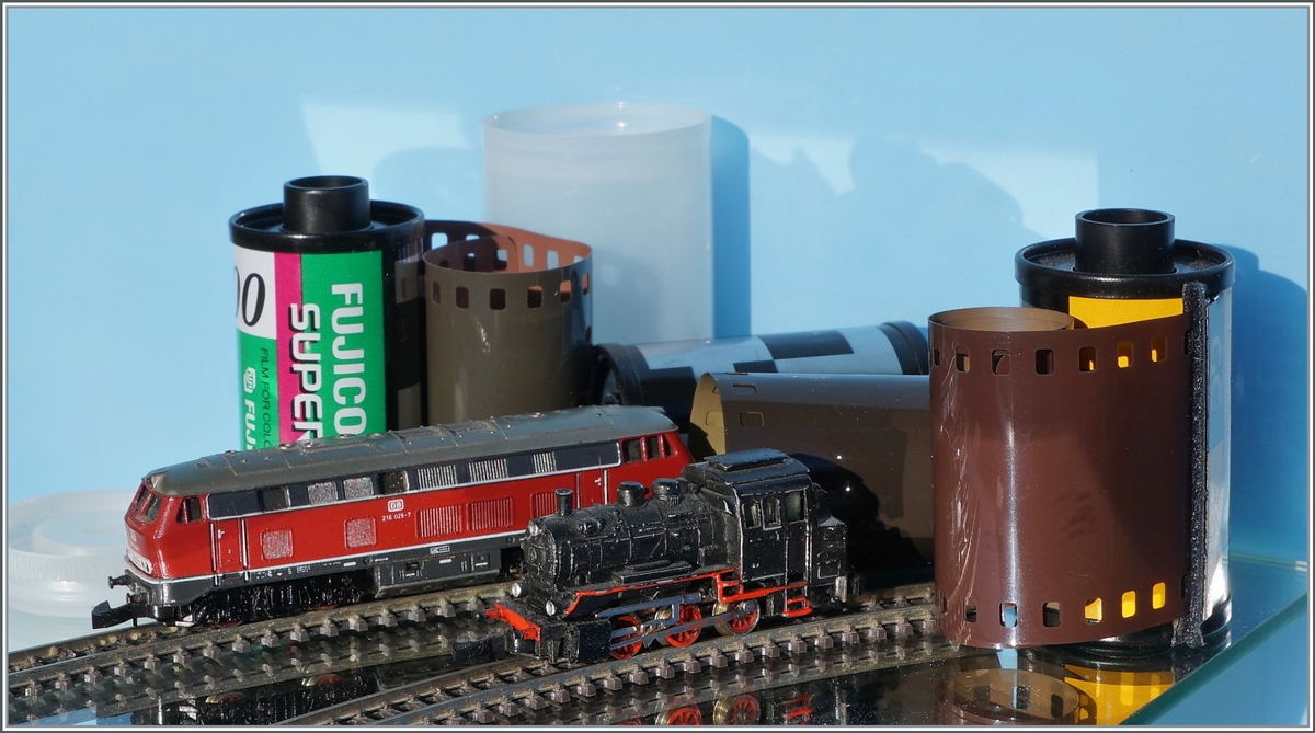 Vor fünfzig Jahren entwickelte man noch Filme, und in Göppingen die kleine  mini-club  Bahn, die dann ein Jahr später auf der Spielwarenmesse in Nürnberg vorgestellt wurde. So macht dieses Bild bereits heute auf das kommende Jubiläum  50 Jahre Märklin mini club Spur Z  aufmerksam.

Damals erst flüchtig wahrgenommen, wurde ich im Verlaufe der Zeit vermehrt auf die kleine Bahn aufmerksam und freute mich dann 1979 an einer Startpackung. 

Rechts im Bild ist die Dampflok aus der Startpackung zu sehen und links davon die Diesellok 216 025-7, die neben einer DB 260 und einer BR 03 als vierte Lok im Grundangebot von 1972 war. 

24. Januar 2021