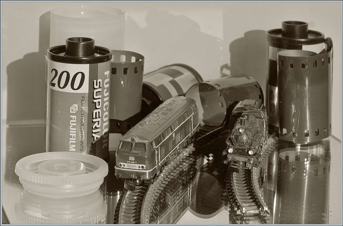 Vor fünfzig Jahren entwickelte man noch Filme, und in Göppingen die kleine  mini-club  Modell-Bahn, die dann ein Jahr später auf der Spielwarenmesse in Nürnberg vorgestellt wurde. 

Rechts im Bild meine erste Dampflok, dessen Vorbild die berühmte Märklin BR 89 mit der Artikelnummer 3000 war und die Diesellok 216 025-7, die auch im Startangebot von 1972 enthalten war. 

24. Januar 2021