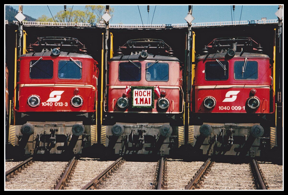 Vor genau 20 Jahren am 1.Mai.2002 gabs einen Fototag im Heizhaus Selzthal : 1040.013, 1040.010 und 1040.009 vor dem Lokschuppen.