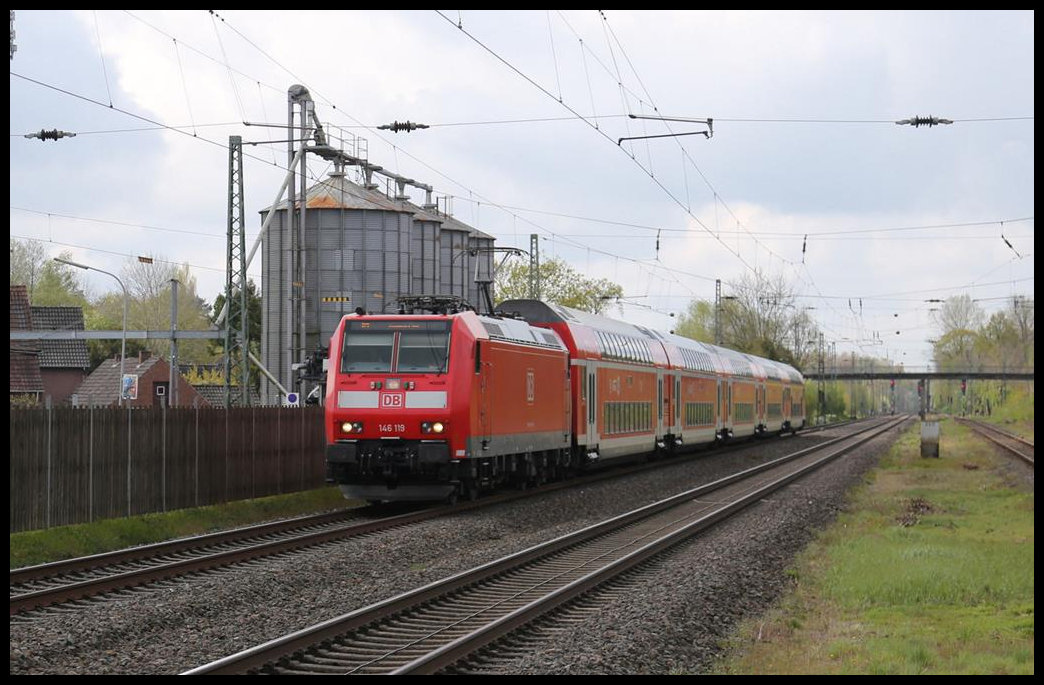 Vor den Getreidesilos am Bahnhof Kattenvenne ist hier der RE 2 aus Düsseldorf mit Zuglok 146119 am 6.5.2021 um 10.56 Uhr nach Osnabrück unterwegs.