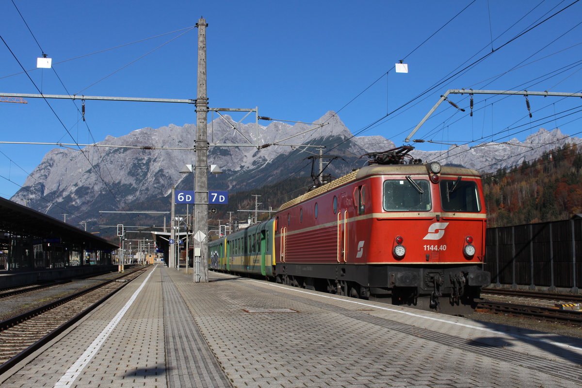 Vor den gewaltigen Felsen des Tennengebirges steht am 8.11.2020 die 1144.40 mit dem SLP97088 im Bahnhof Bischofshofen zum Personalwechsel.
Der Zug machte sich nach kurzem Halt weiter auf den Weg nach Wolfurt.