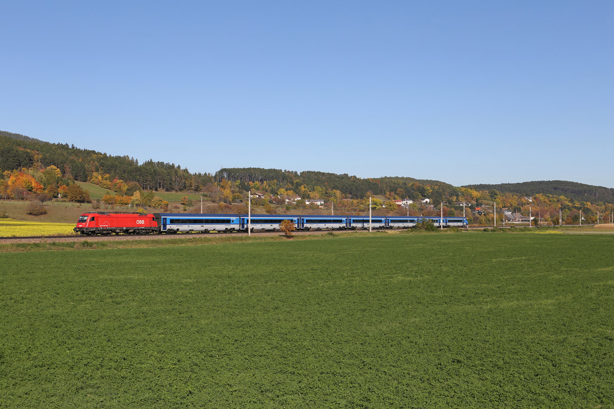 vor Gloggnitz fährt in herbstlicher Stimmung RJ-73 mit 1216.238 am 16.10.17