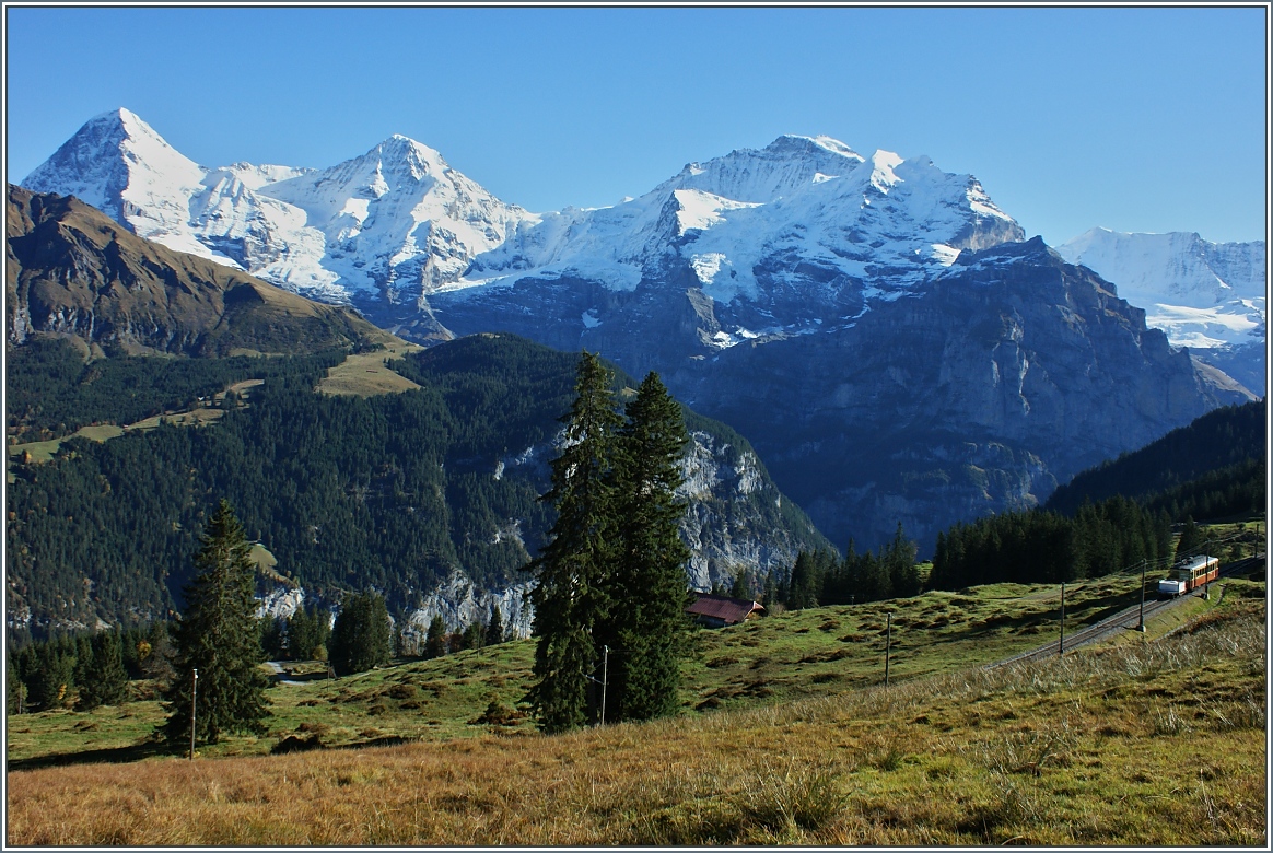 Vor der grossartigen Kulisse von Eiger,Mnch und Jungfrau fhrt ein BLM-Zug nach Mrren.
(24.10.2013)