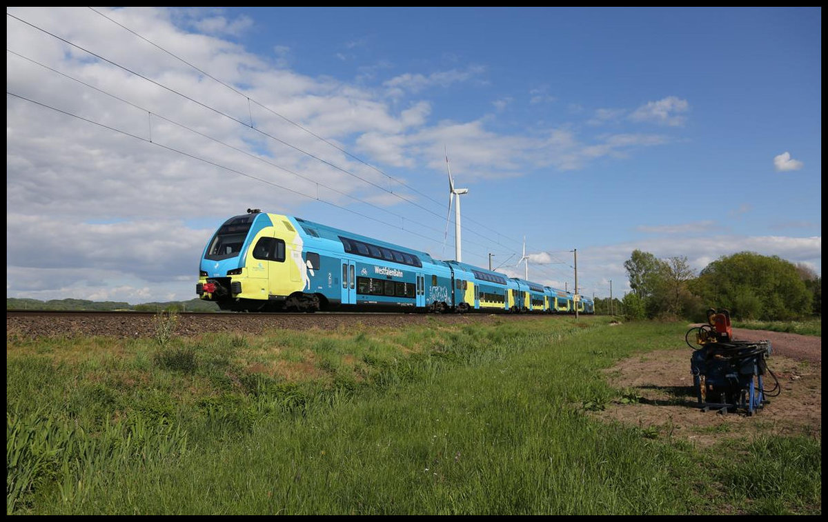 Vor den großen Windrädern bei Westerhausen ist hier der ET 610 der Westfalenbahn am 5.5.2020 um 16.31 Uhr von Braunschweig nach Rheine unterwegs.