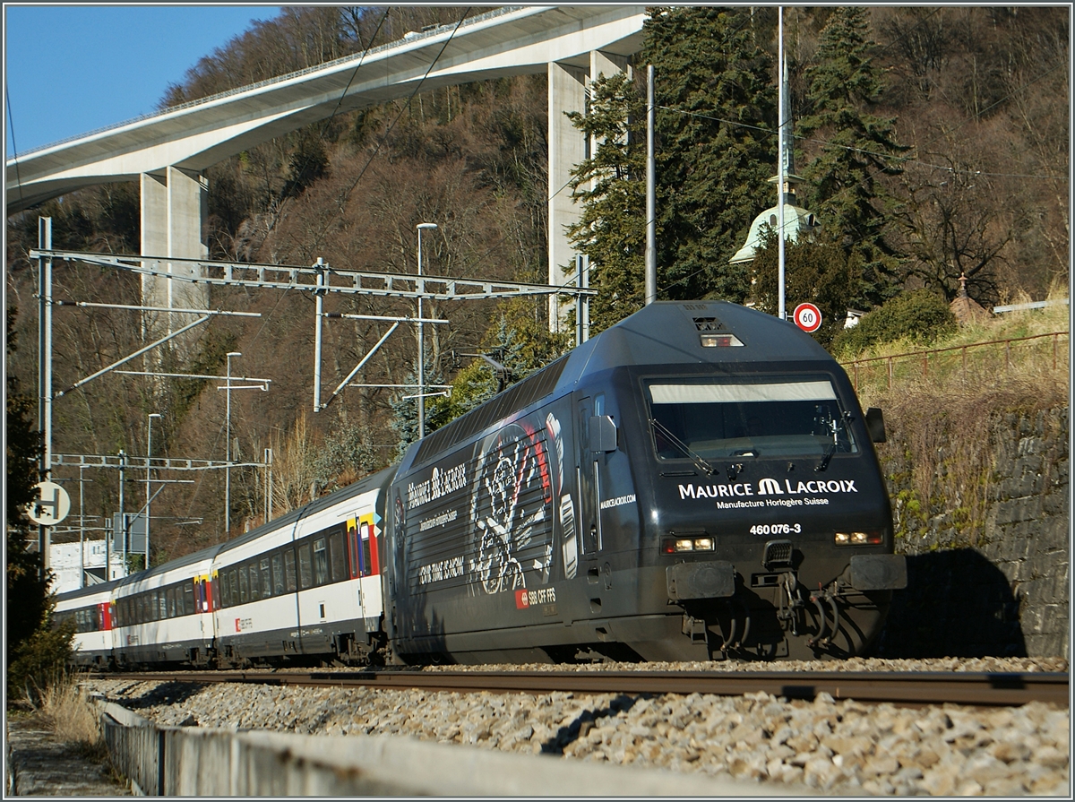 Vor gut drei Wochen habe ich an der fast gleichen Stelle eine andere, noch schönere schwarze Lok fotografiert...
Re 460 076-3 mit dem IR 1421 von Genève nach Brig kurz vor Villenneuve bei Kilomerer 28. 
12. Feb. 2014