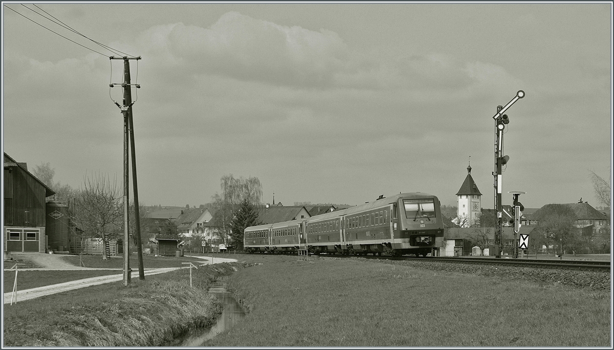 Vor gut zehn Jahren bildeten bei Neunkirch zwei DB VT 611 einen IRE nach Basel Bad Bf. Damals lag die Strasse noch nördlich der Strecke, auch  behinderten  keine Masten und Schilder die Szenerie und das damals im Einsatz stehende Einfahrsignal  F  (sowie das entsprechende Ausfahrvorsignal) konnten zwei verschiedene Fahrbegriffe (normale Fahrt oder Fahrt mit ermässigter Geschwindigkeit) anzeigen. 

8. April 2010