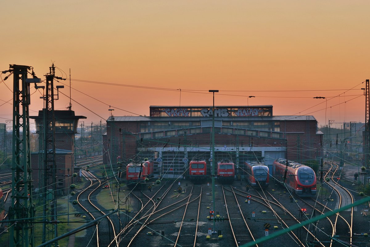 Vor den Hallen in der Abstellung genießen 143 228, 114 034, 181 219, 642 139 und 633 004 das letzte Licht der untergehenden Sonne.

Frankfurt 16.11.2019