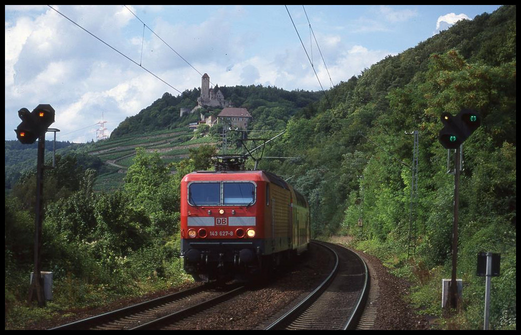 Vor der Hornburg am Neckar ist hier am 7.8.1999 um 16.00 Uhr die 143627 bei Haßmersheim mit einem Dosto nach Heilbronn unterwegs. 